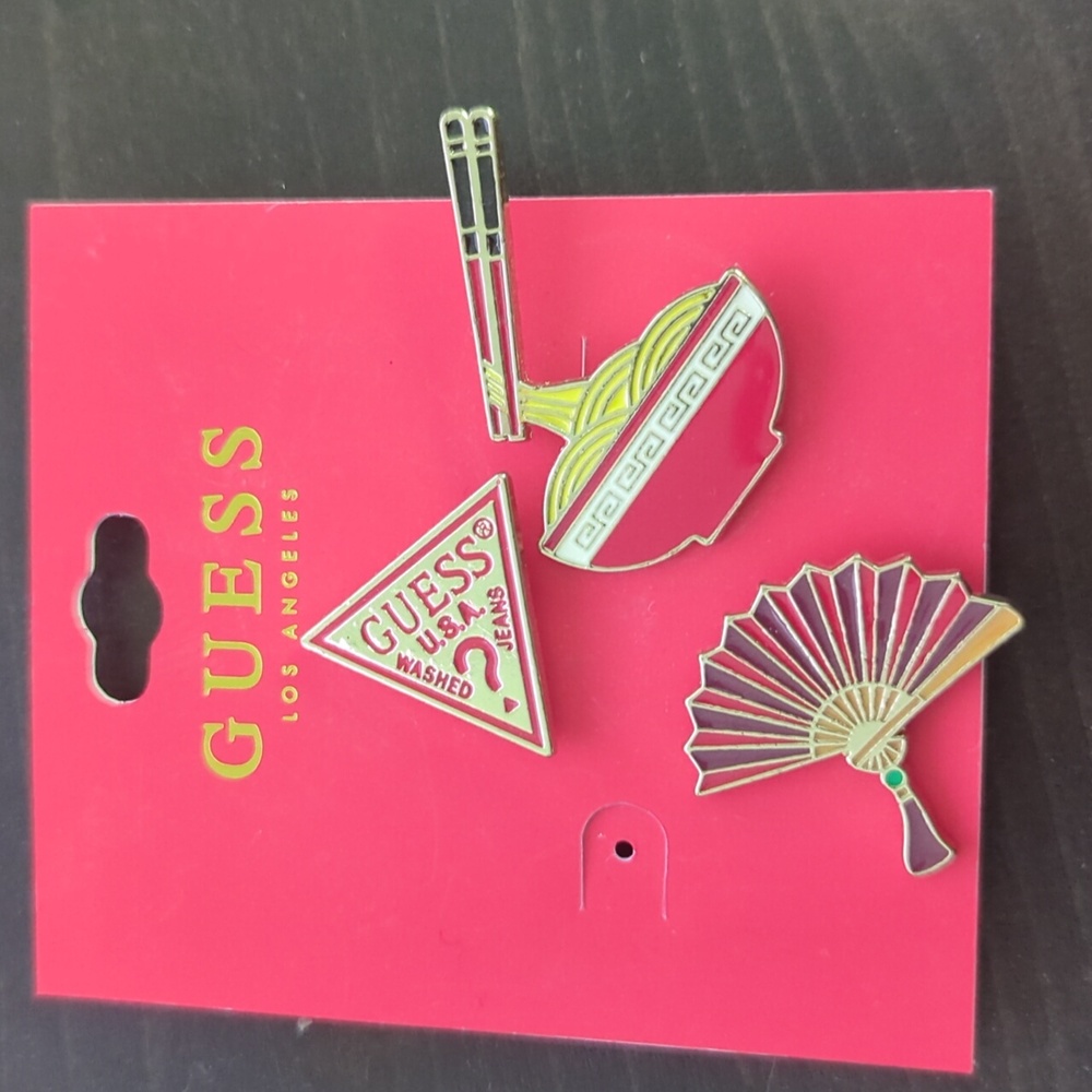 Guess pins ramen's noodle, fan and triangle Guess
